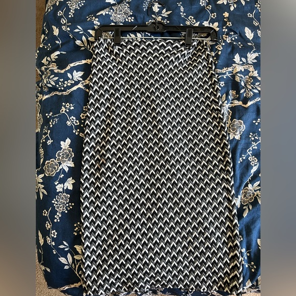 American Apparel black & white chevron midi skirt and long sleeve crop top set - Picture 4 of 4